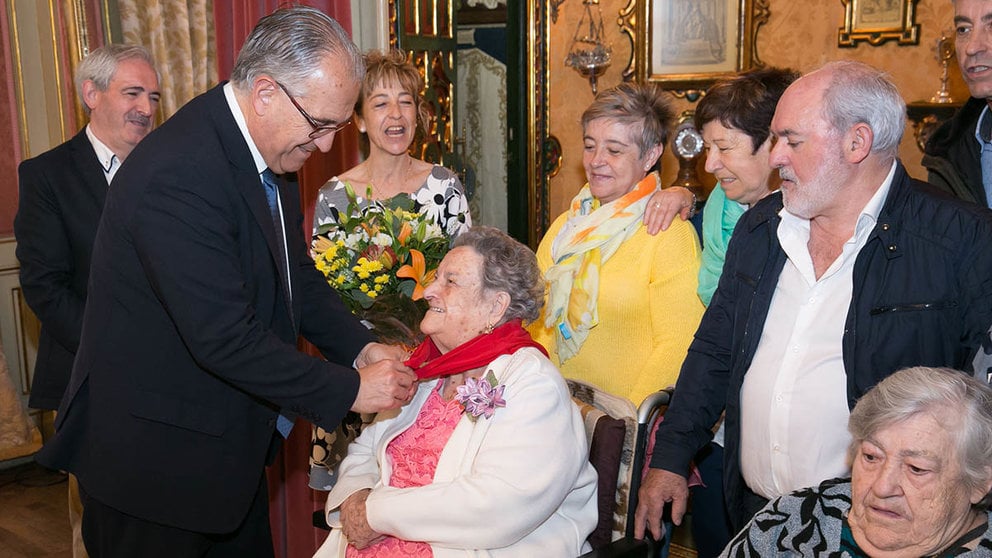 El alcalde Enrique Maya recibe a la centenaria Catalina Saldías Aristráin en la Casa Consistorial. AYUNTAMIENTO DE PAMPLONA