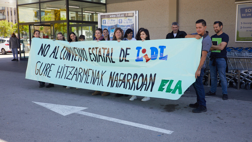 Concentración de los trabajadores de Lidl en protesta por "la imposición del convenio de ámbito estatal" en las tiendas y para reclamar la negociación de un convenio provincial". IÑIGO ALZUGARAY