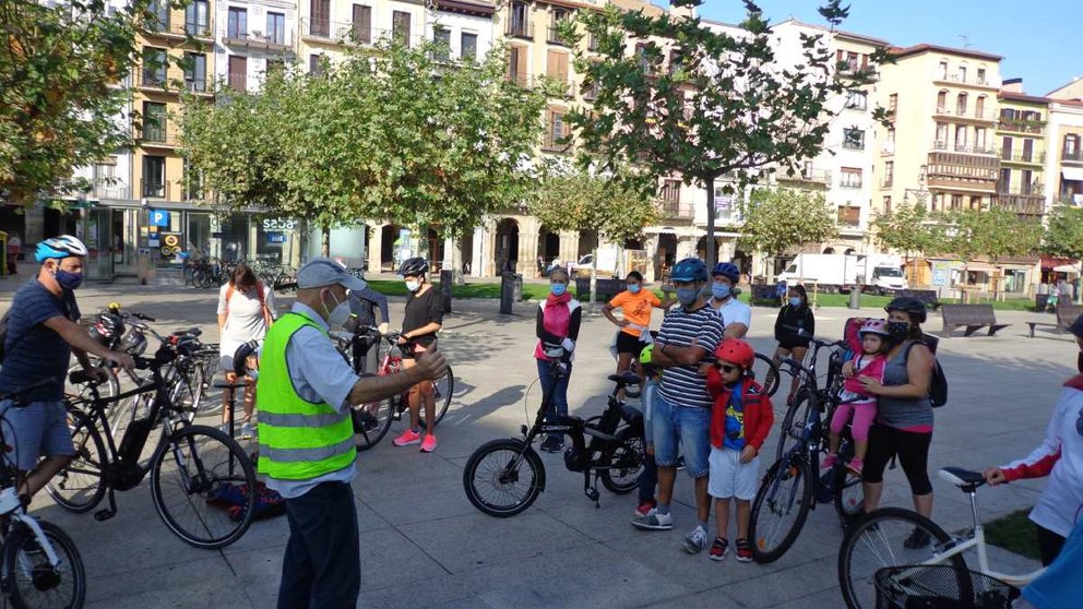 Cuatro paseos guiados en bicicleta los próximos sábados proponen descubrir la red ciclable de Pamplona con recorridos de unos 15 kilómetros por la ciudad
