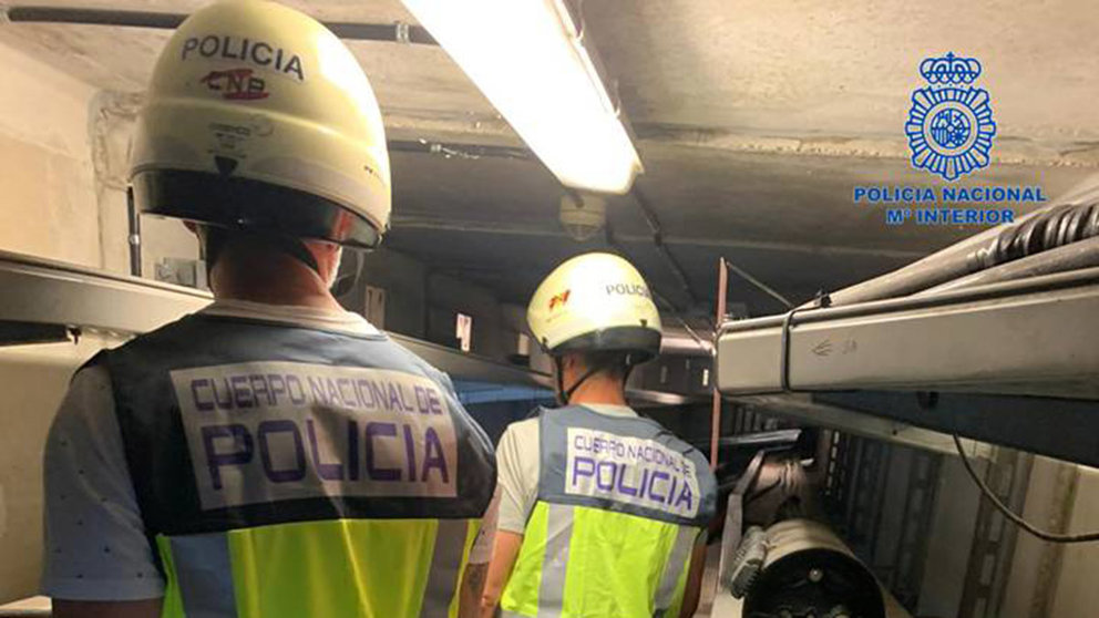 Dos agentes de Policía Nacional revisan una de las infraestructuras. POLICÍA NACIONAL