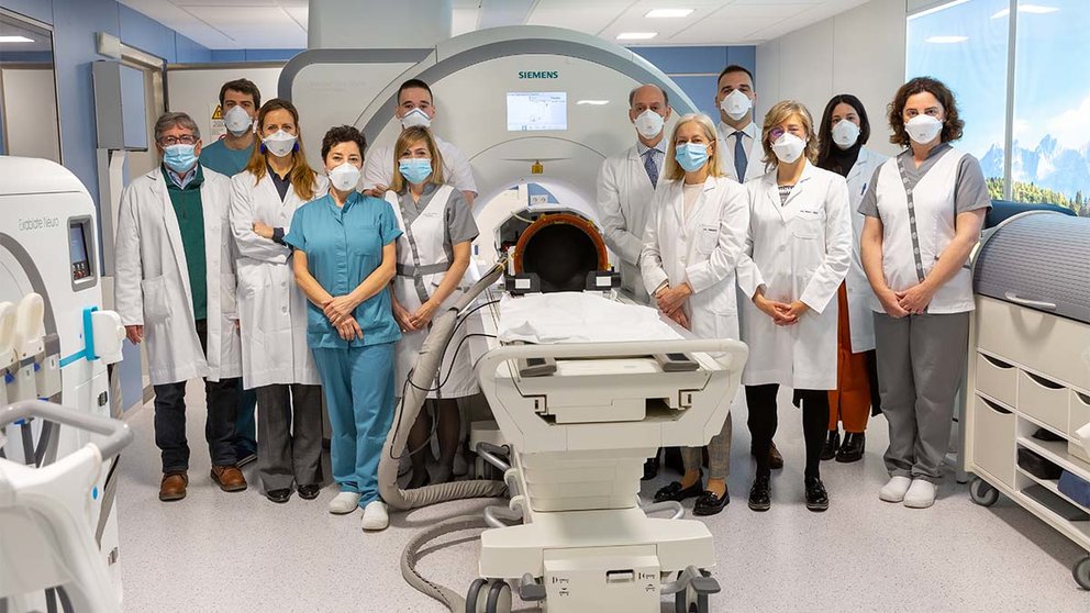 Equipo de profesionales de la Clínica Universidad de Navarra especializados en HIFU junto al equipo utilizado para los tratamientos