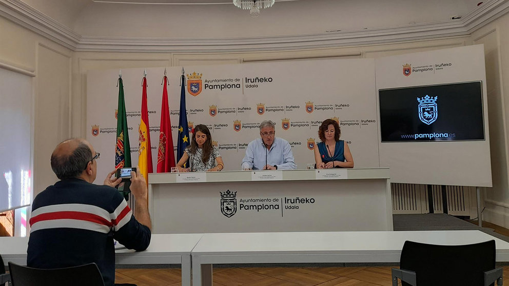 El portavoz de EH Bildu en el Ayuntamiento de Pamplona, Joseba Asiron, y las concejalas Maider Beloki y Eva Aranguren durante la rueda de prensa - EUROPA PRESS