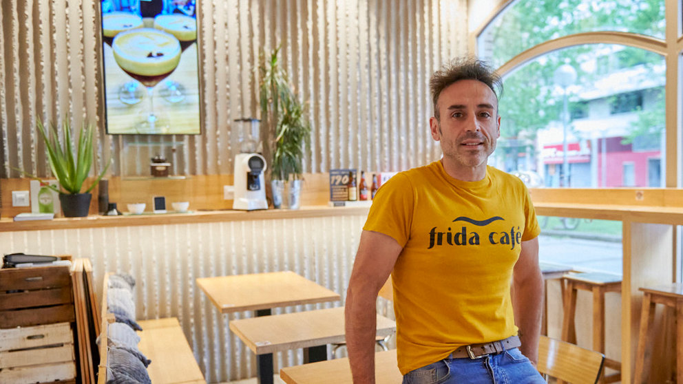 Rubén González abrió la cafetería Frida en marzo de 2021. IRANZU LARRASOAÑA
