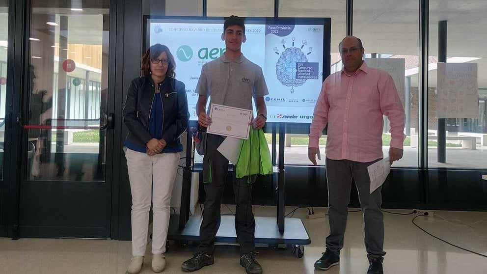 En el centro, Óscar Azagra, alumno del CIP ETI de Tudela, ganador del Concurso de Jóvenes Instaladores. / CEDIDA.