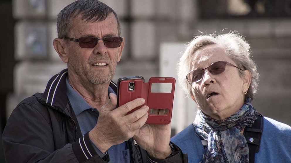 Personas mayores con un móvil. ARCHIVO