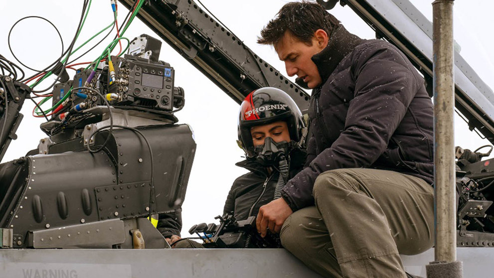 Tom Cruise enseñando una de las actrices cómo utilizar la cámara durante el vuelo copia