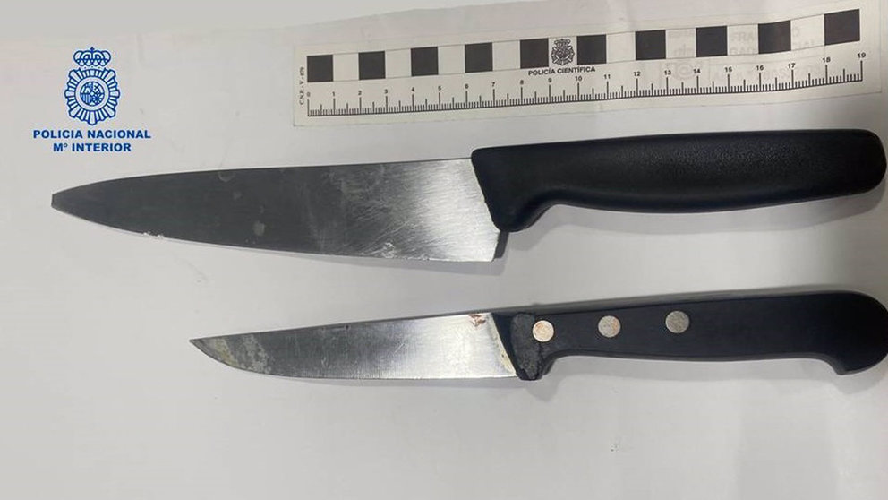 Dos cuchillos incautados por agentes de Policía Nacional en Pamplona. POLICÍA NACIONAL