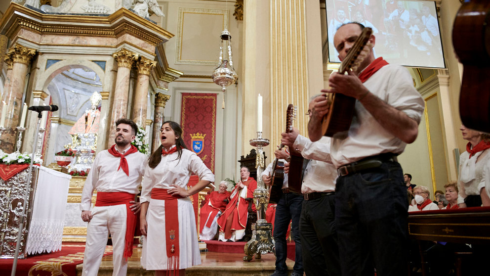Celebración de la Misa de Escalera por el sexto peldaño del 6 de junio con la presentación del nuevo “Capotico” de San Fermín. PABLO LASAOSA