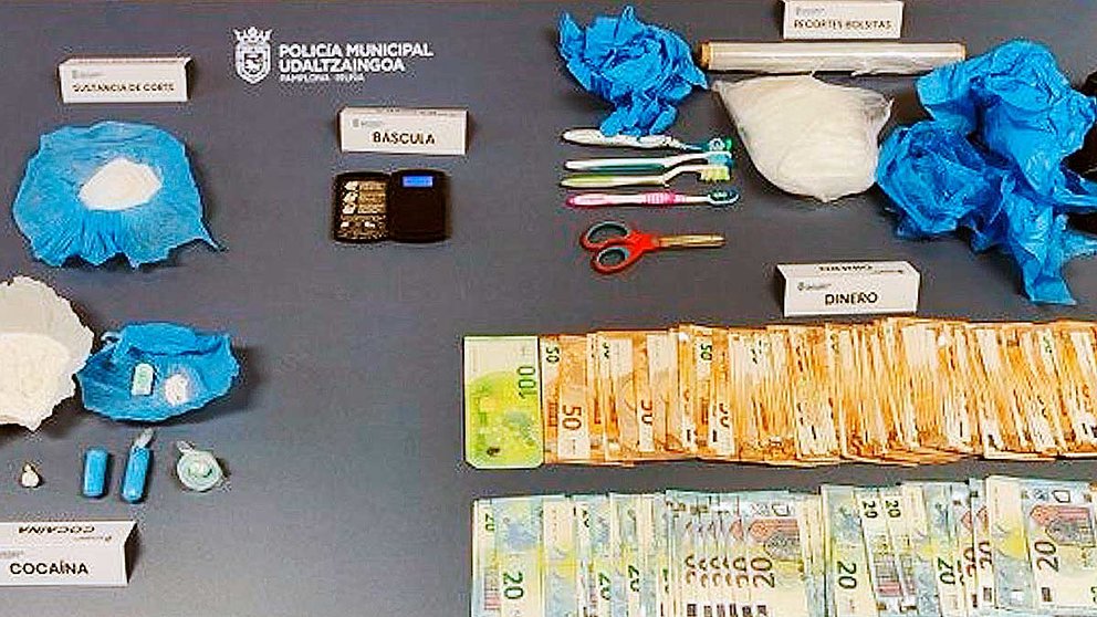 Droga, material para su manipulación y dinero incautados en Mendebaldea. POLICÍA MUNICIPAL DE PAMPLONA