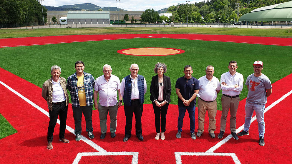 La consejera Esnaola en su visita al campo de béisbol acompañada por responsables del Instituto Navarro del Deporte, de la CD Amaya. Gobierno de Navarra.