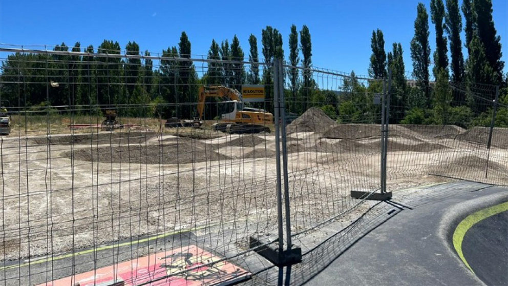 Obras del nuevo pump track de Sarriguren. CEDIDA