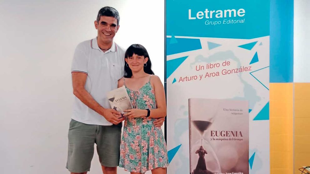 Aroa González, de 11 años, publica una novela escrita a medias con su padre durante el confinamiento. CEDIDA