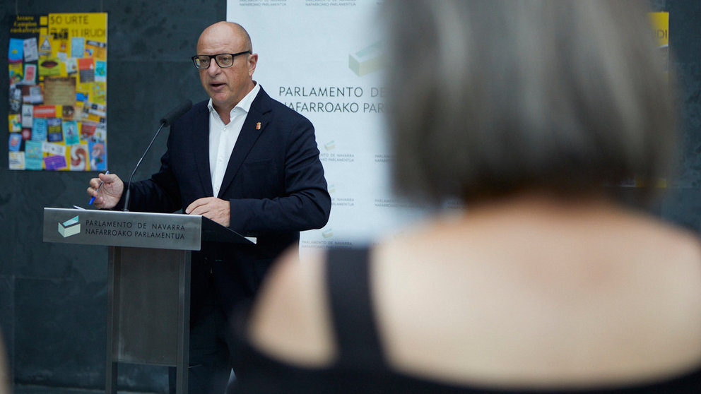El consejero de Educación, Carlos Gimeno, valora la propuesta planteada por el Gobierno de Navarra a la Plataforma 0-3. IÑIGO ALZUGARAY