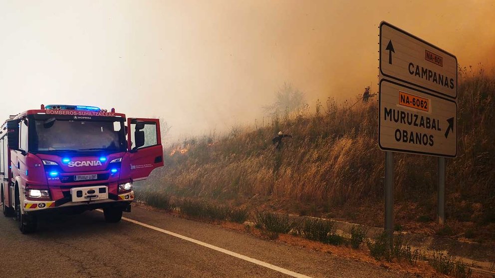 Un camión de bomberos junto a las llamas del incendio. EDUARDO SANZ /Europa Press
