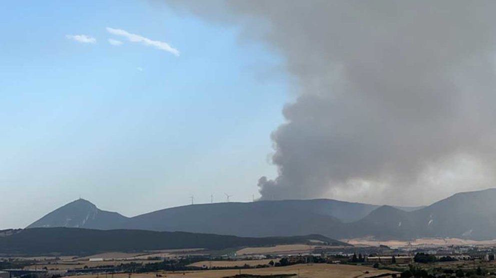 SOS Navarra notifica un nuevo incendio en la Sierra de Alaiz. Así se veía desde Pamplona. MEDICUS MUNDI