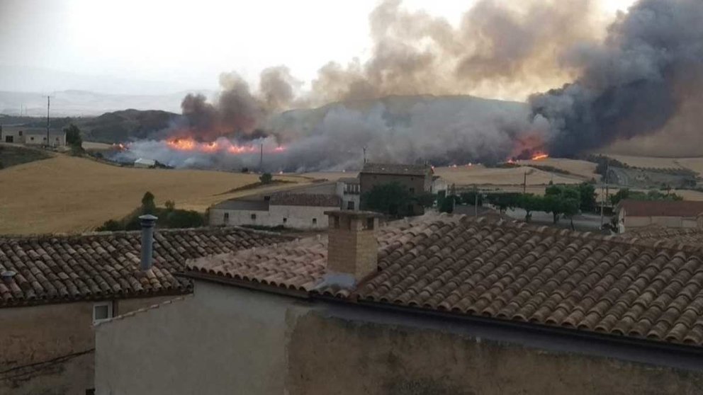Imagen del incendio tomada desde Barbarin de la rotonda entre Arróniz y Los Arcos. @Juanosasunista / Twitter