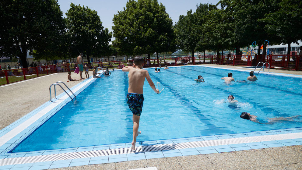 Primera ola de calor de 2022 en una piscina de Pamplona. IÑIGO ALZUGARAY