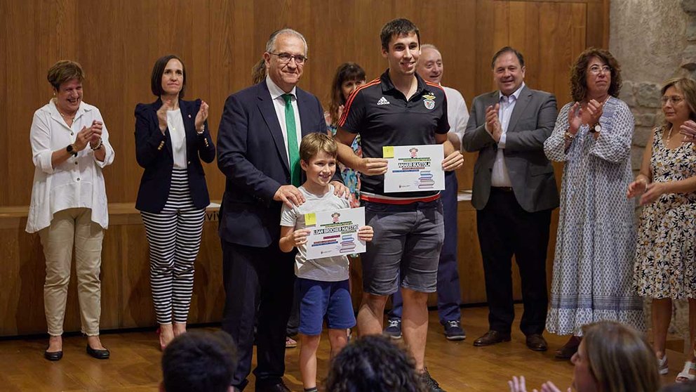 El Ayuntamiento entrega los premios del concurso literario para alumnado de Primaria y Secundaria en las modalidades de cómic y cuento. AYUNTAMIENTO DE PAMPLONA