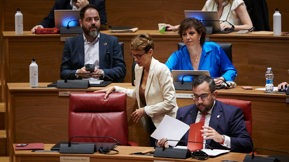 María Chivite junto a Javier Remírez durante la sesión plenaria. PABLO LASAOSA