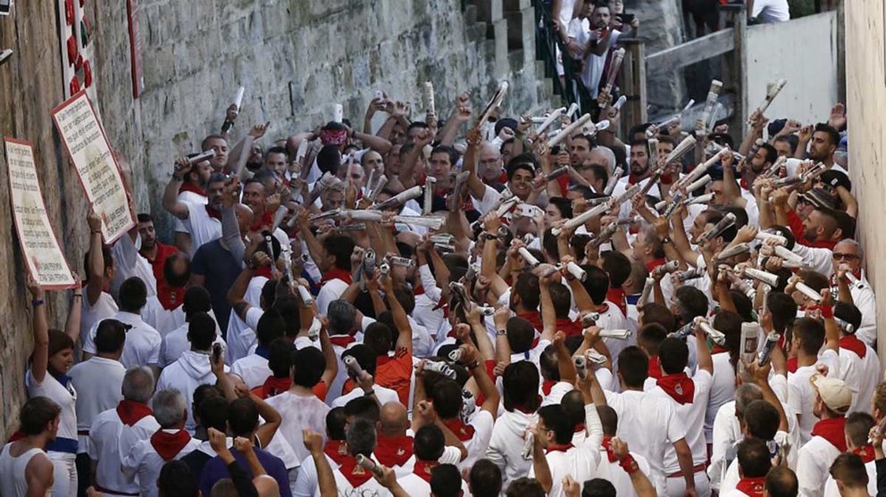 Los mozos que corren en el tramo de Santo Domingo cantan al Santo pidiendo su protección durante la celebración del primer encierro de los Sanfermines de 2016. EFE/Jesús Diges