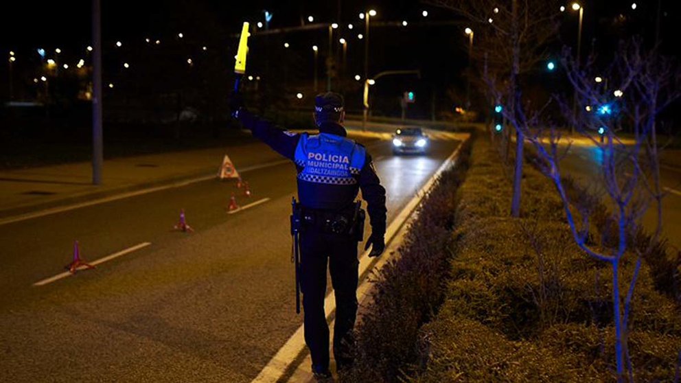 La Policía Municipal de Pamplona en un control de consumo de alcohol. CEDIDA