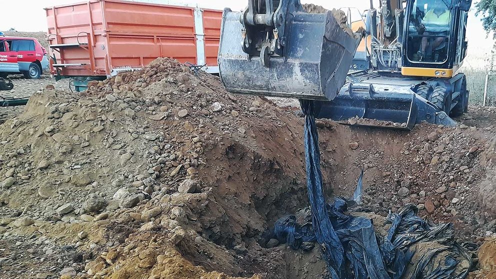Policía Foral detectó seis toneladas de plástico enterradas en una finca agraria de Valdizarbe. POLICÏA FORAL