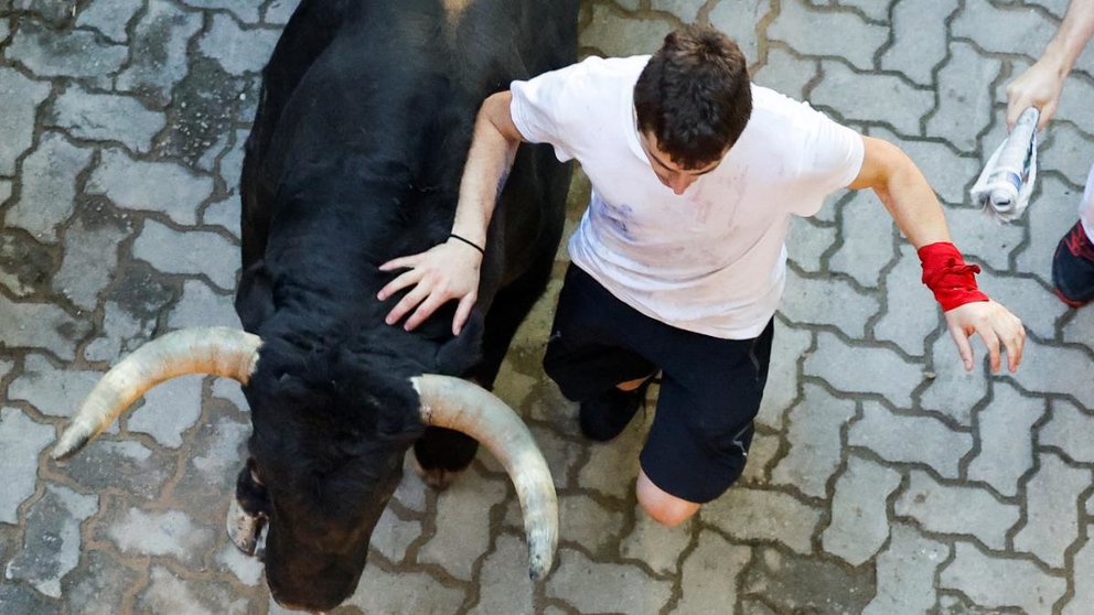 Cuarto encierro de San Fermín 2022 con toros de La Palmosilla en Pamplona. REUTERS
