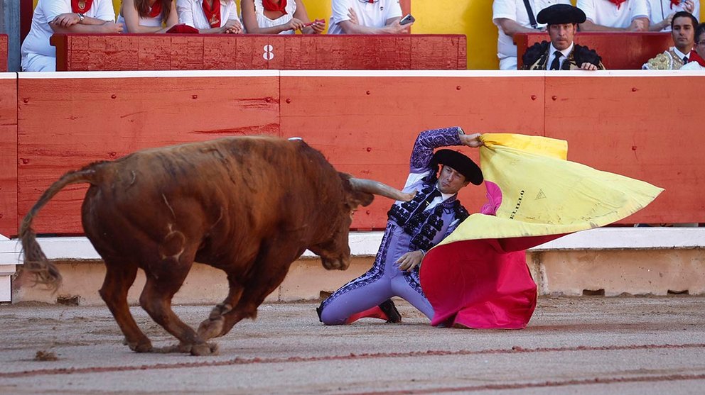 El torero Rafaelillo corta dos orejas a su primer toro de la Palmosilla en la cuarta corrida de la Feria del Toro de los Sanfermines. EFE/ Rodrigo Jiménez