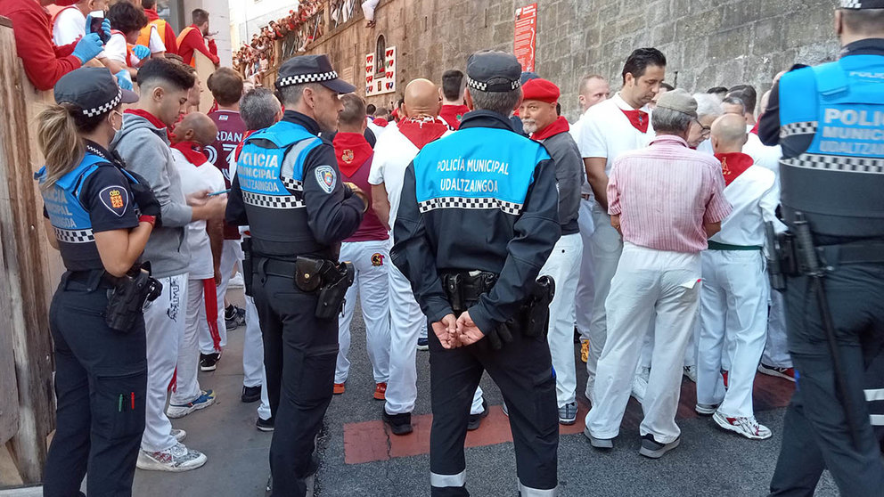 Agentes de Policía Municipal en la cuesta de Santo Domingo durante las fiestas de San Fermín en Pamplona. POLICÍA MUNICIPAL DE PAMPLONA