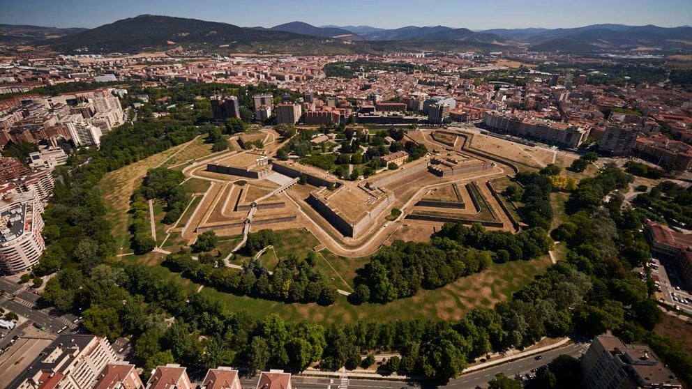 Vista aérea de la Ciudadela de Pamplona durante una mañana de San Fermín 2022. PABLO LASAOSA