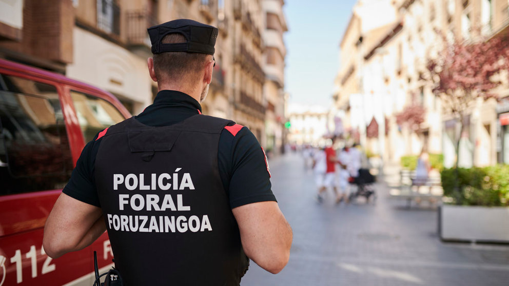Policía Foral en el cohete de Tudela por las fiestas de Santa Ana 2022. PABLO LASAOSA