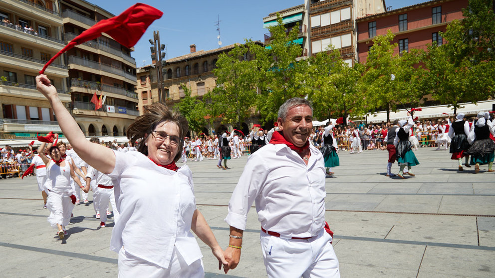 La asociación de ExDanzaris de Estella Francisco Beruete interpreta el Baile de la Era en la plaza de los Fueros tras el chupinazo de inicio de las fiestas de 2022, este año en homenaje a la Ikastola Lizarra. IÑIGO ALZUGARAY