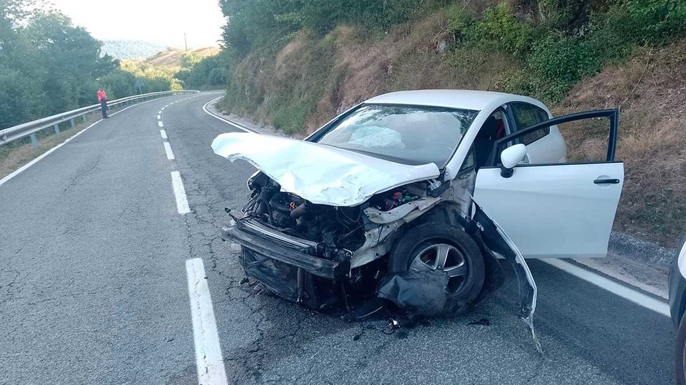 El vehículo quedó destrozado y su conductor hubo de ser trasladado al Hospital Universitario de Navarra. BOMBEROS DE NAVARRA.