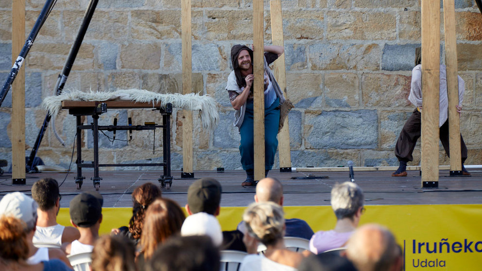 La compañía Hutsun+Ortzi presenta el espectáculo 'Urbasa', una combinación de música, circo, txalaparta y artes circenses, dentro del ciclo Cinco Puntas del Festival de las Murallas 2022 en la Ciudadela de Pamplona. IÑIGO ALZUGARAY
