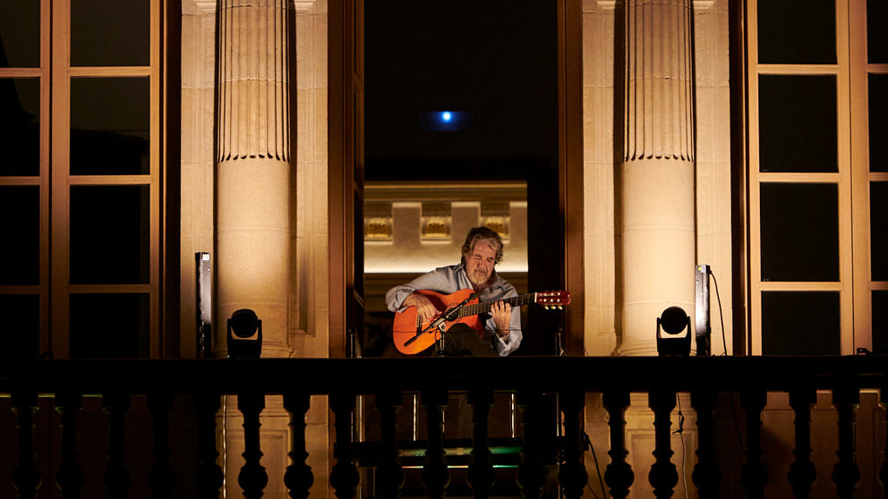 El jardín del Palacio de Navarra acoge un concierto del festival Flamenco On fire, protagonizado por el guitarrista Rafael Riqueni, que actúa desde el balcón central de la fachada del Antiguo Archivo General. PABLO LASAOSA