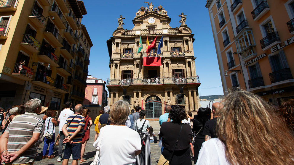 Actuación de Juan Villar y Nono Reyes en el ciclo Flamenco en los Balcones, del Festival Flamenco on Fire desde el balcón del Ayuntamiento de Pamplona. IÑIGO ALZUGARAY