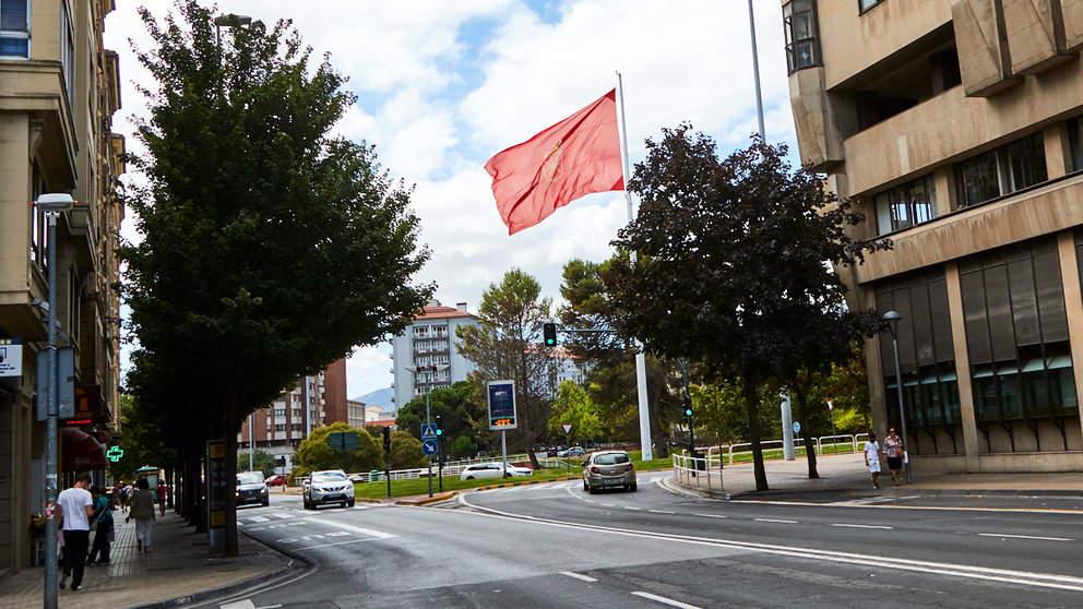 Bandera de Navarra en la Plaza de los Fueros de Pamplona. IÑIGO ALZUGARAY