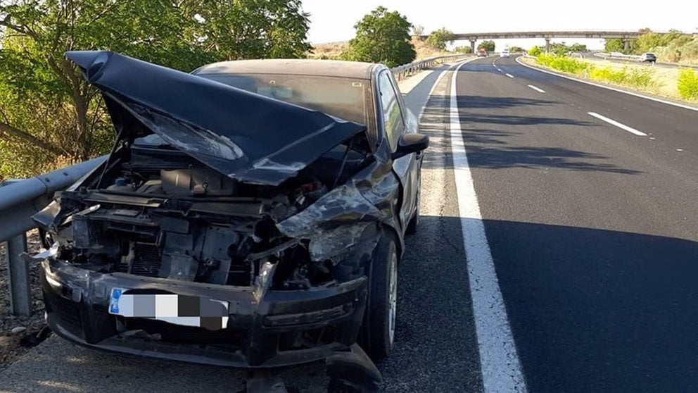 Un conductor ha resultado herido leve este domingo en un accidente en la autopista AP-15, en Castejón, y en la prueba de alcohol ha arrojado una tasa que sextuplicaba (1,45 mgr/l) a la permitida. POLICÍA FORAL