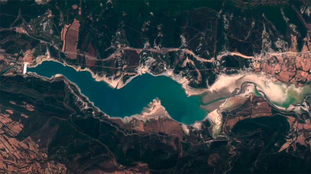 Vista aérea del pantano de Yesa, afectado por la sequía en Navarra. CEDIDA