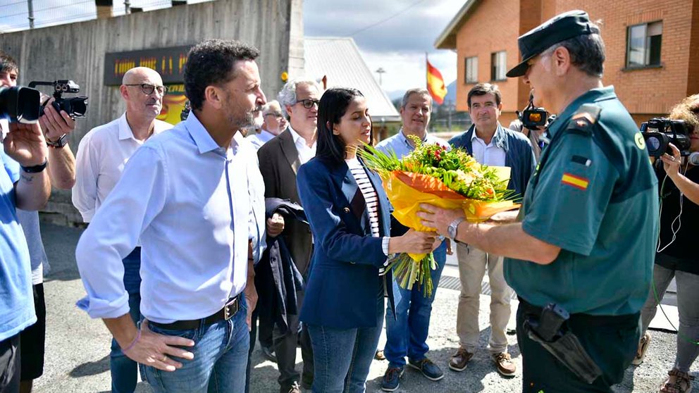 Inés Arrimadas entrega un ramo de flores a la Guardia Civil de Alsasua en un acto pacífico. PABLO LASAOSA