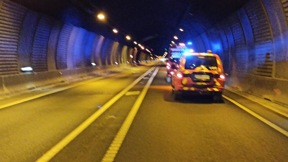 Bomberos de Navarra acuden al interior del túnel de Belate por el incendio de un vehículo. BOMBEROS DE NAVARRA