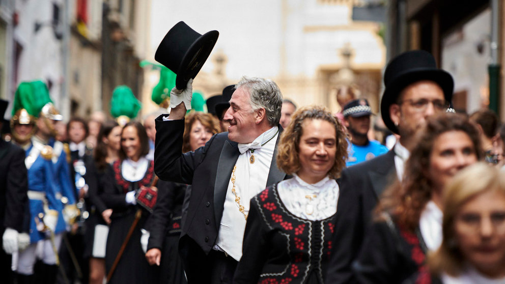 La corporación del Ayuntamiento de Pamplona en cuerpo de ciudad desfila por las calles de Pamplona durante las fiestas del Privilegio de la Unión 2022. PABLO LASAOSA