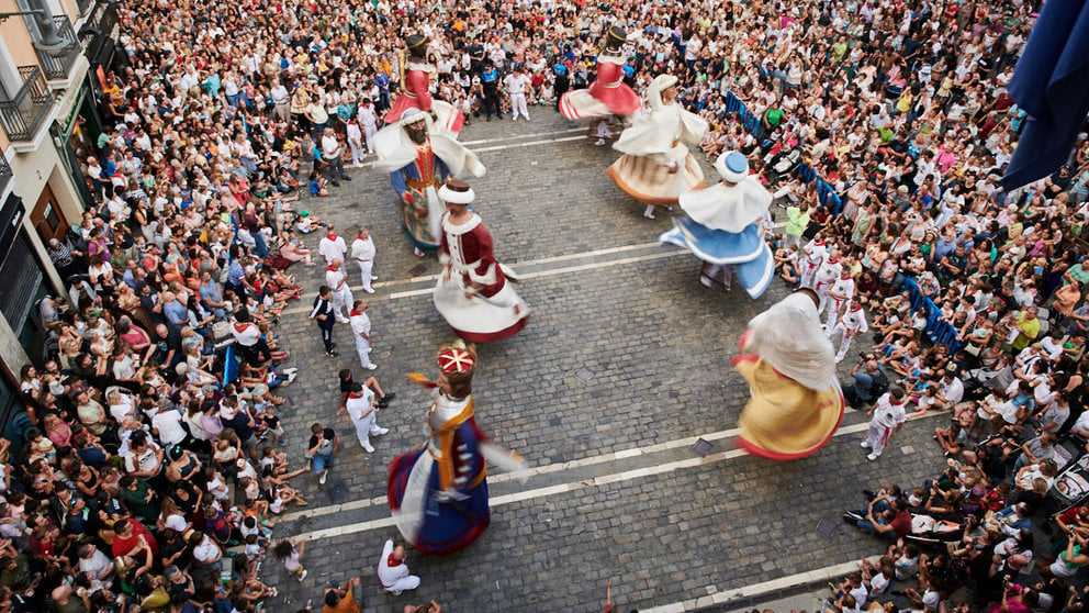 La corporación del Ayuntamiento de Pamplona en cuerpo de ciudad desfila por las calles de Pamplona durante las fiestas del Privilegio de la Unión 2022. PABLO LASAOSA