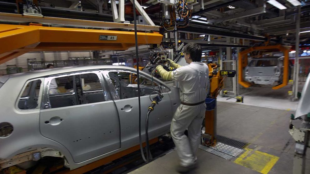 Un trabajador en la línea de montaje de la factoría navarra de Volkswagen.