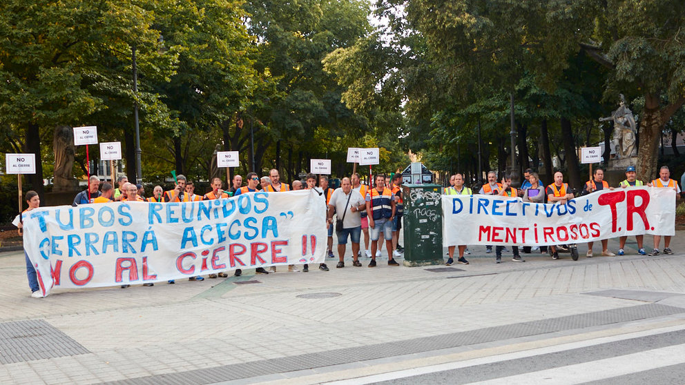 Concentración frente al Parlamento de Navarra de los trabajadores de Acecsa en contra del cierre de su planta del polígono agustinos por parte de Tubos Reunidos. IÑIGO ALZUGARAY