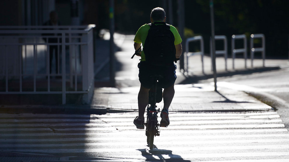Un hombre en bicicleta dircula por la Avenida de Navarra en Pamplona. PABLO LASAOSA