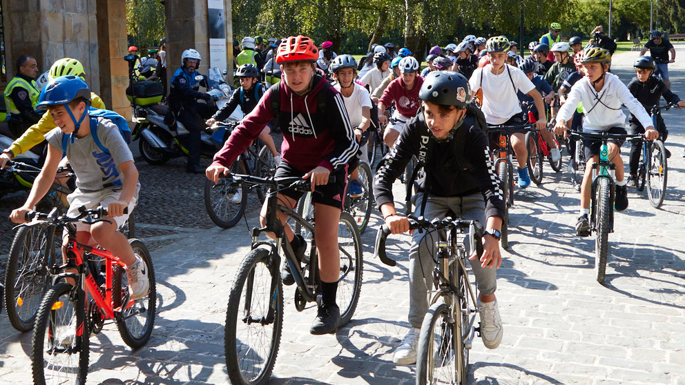 Unos 1.200 escolares han participado en la Bicicletada organizada dentro de las actividades de la Semana de la Movilidad del Ayuntamiento de Pamplona coincidiendo con la celebración del Día Europeo sin Coches. IÑIGO ALZUGARAY