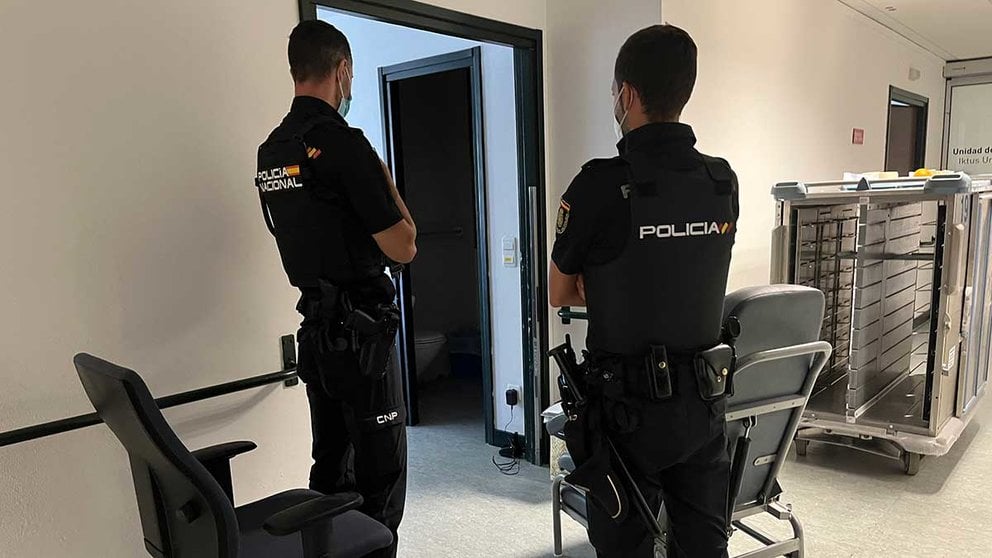 Dos agentes de policía aguardan en la puerta de una consulta en el hospital. SUP
