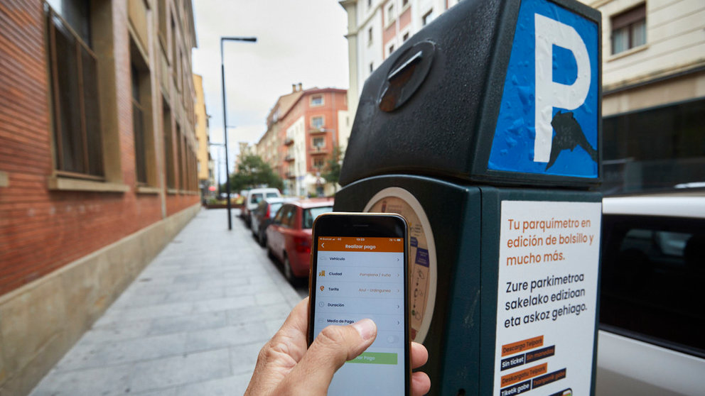 Una persona realizada el pago de la Zona Azul con la aplicación Telpark en su teléfono móvil en Pamplona. IÑIGO ALZUGARAY