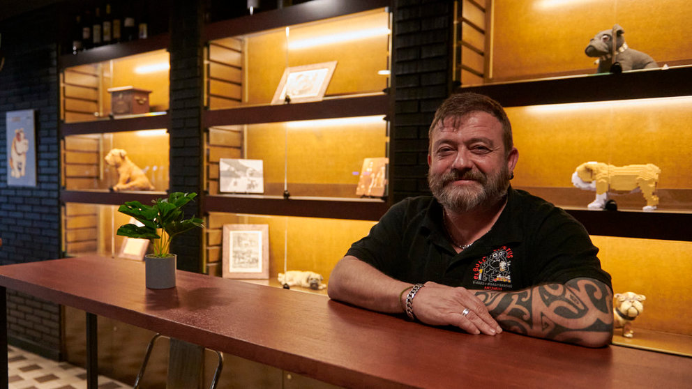 Eduardo Ciáurriz ha abierto la cervecería El Bulldog de Petus en Ansoáin. IRANZU LARRASOAÑA